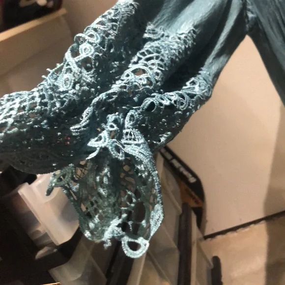 Beautiful vintage boho jacket with gorgeous lace details on sleeve and the hem. - Picture 6 of 16